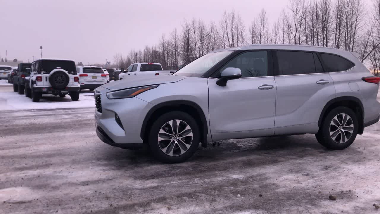 Thumbnail: 2023 Toyota Highlander - 14
