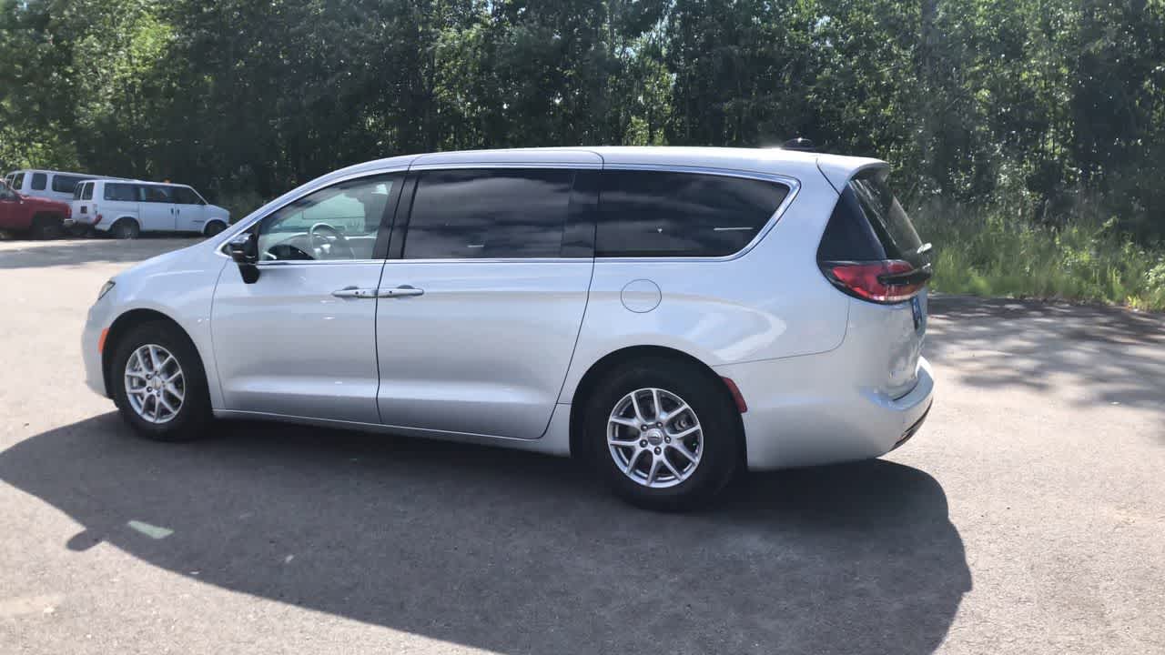 Thumbnail: 2024 Chrysler Pacifica - 9
