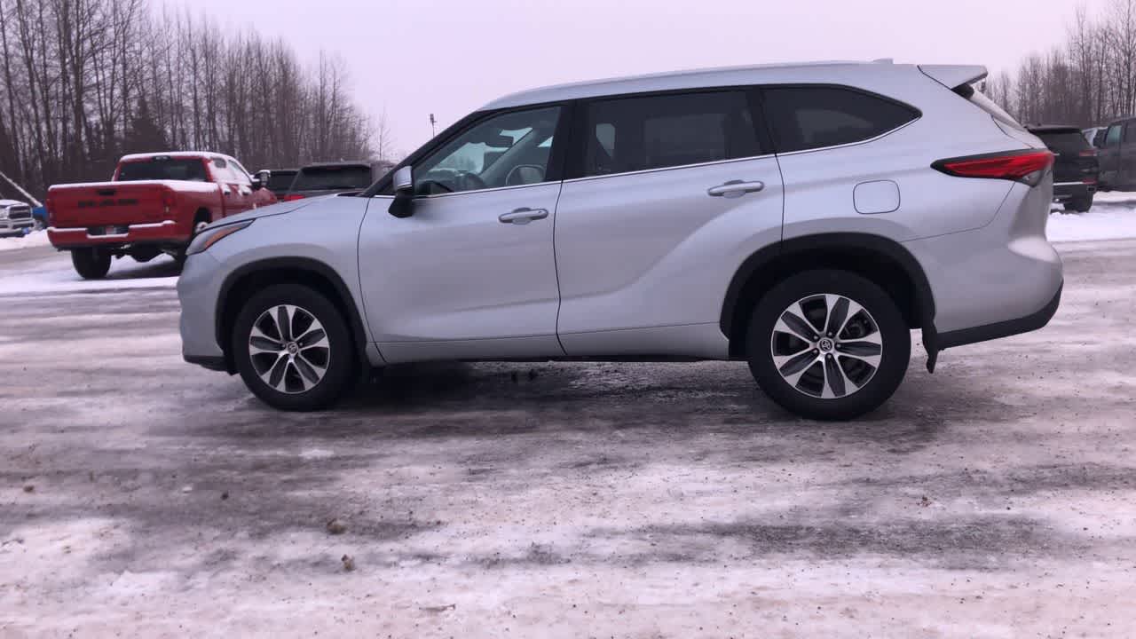 Thumbnail: 2023 Toyota Highlander - 16