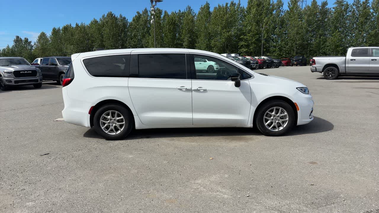 Thumbnail: 2024 Chrysler Pacifica - 16