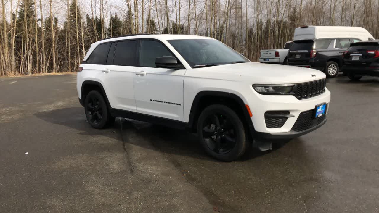 Thumbnail: 2023 Jeep Grand Cherokee - 17