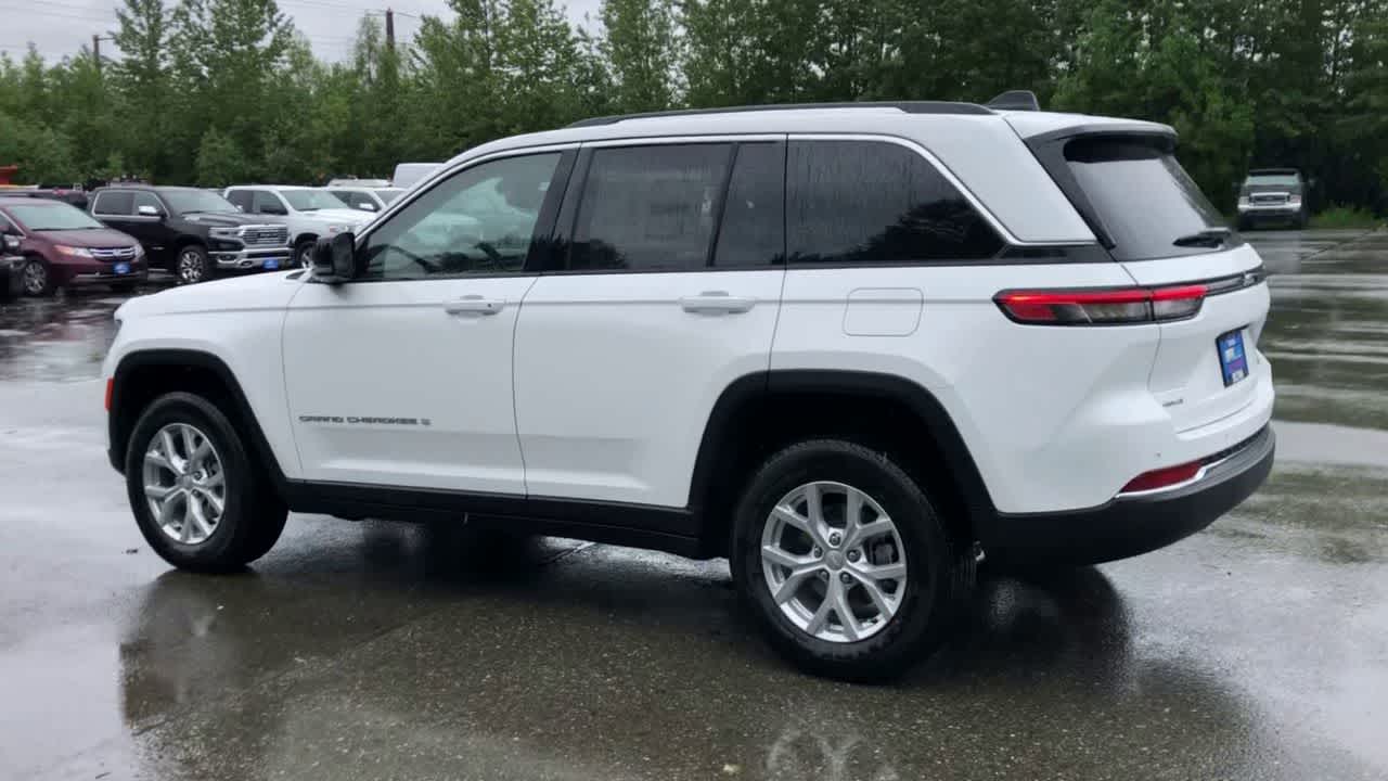 Thumbnail: 2023 Jeep Grand Cherokee - 10