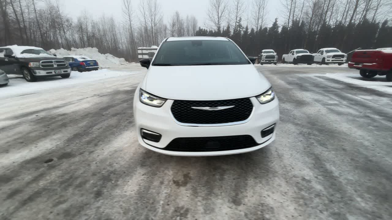 Thumbnail: 2026 Chrysler Pacifica - 4