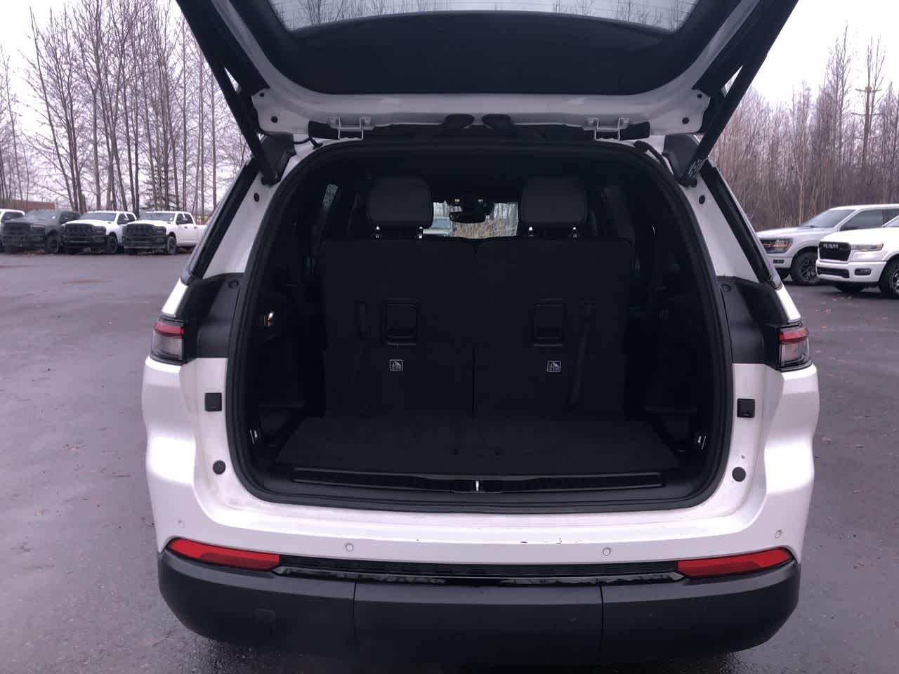 Thumbnail: 2024 Jeep Grand Cherokee L - 20