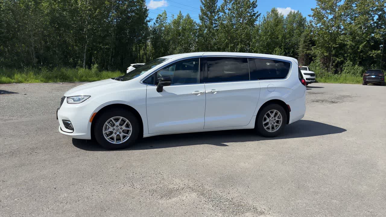 Thumbnail: 2025 Chrysler Pacifica - 7