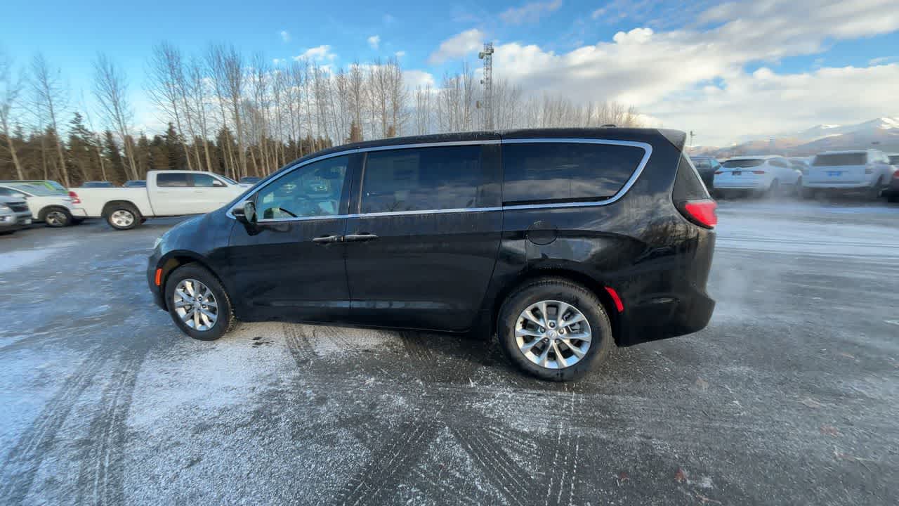 Thumbnail: 2026 Chrysler Pacifica - 9