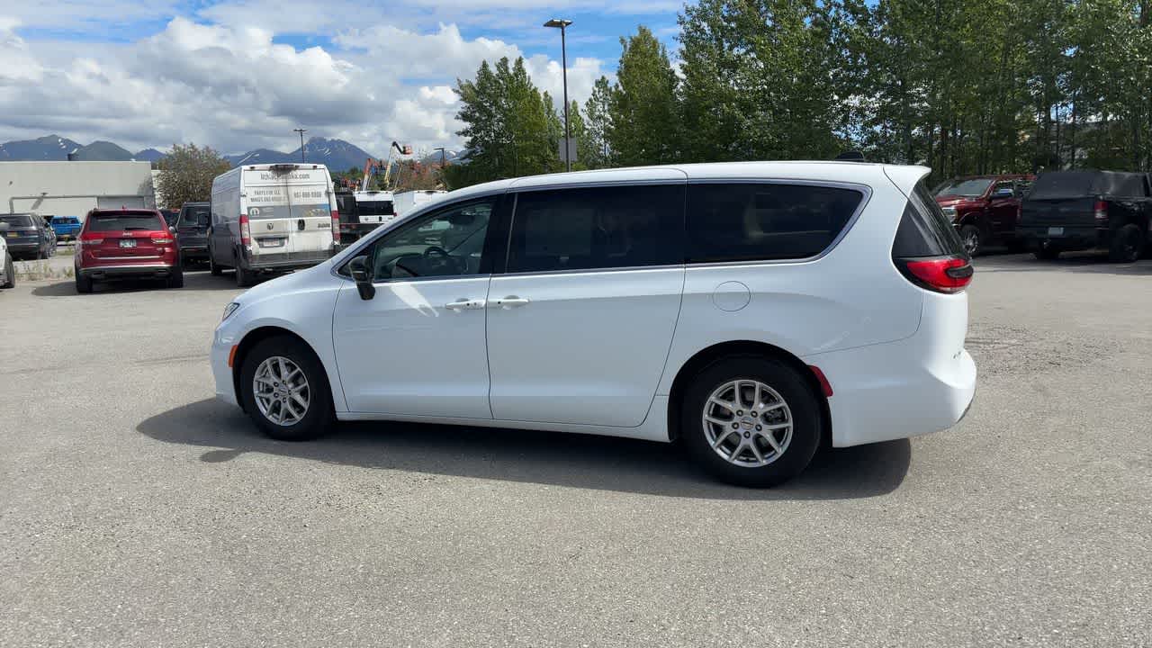 Thumbnail: 2024 Chrysler Pacifica - 9