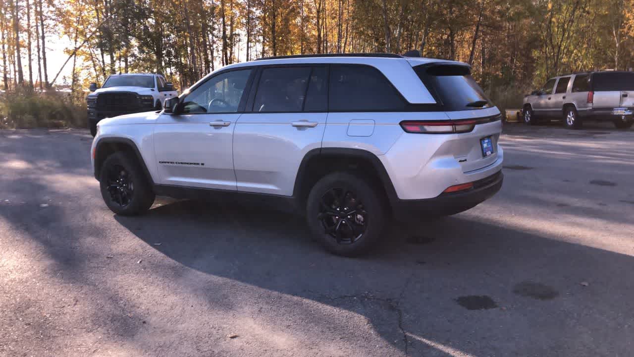 Thumbnail: 2024 Jeep Grand Cherokee - 10