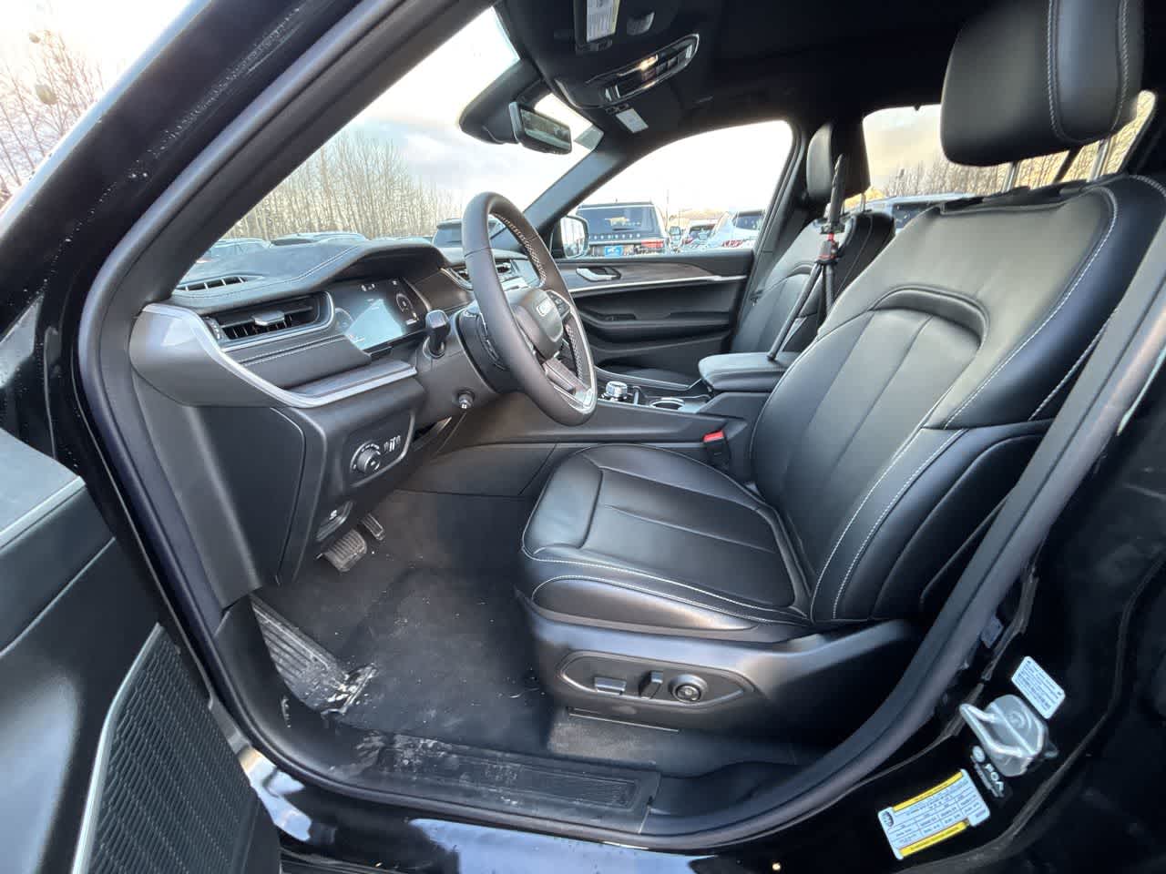 Thumbnail: 2025 Jeep Grand Cherokee - 21