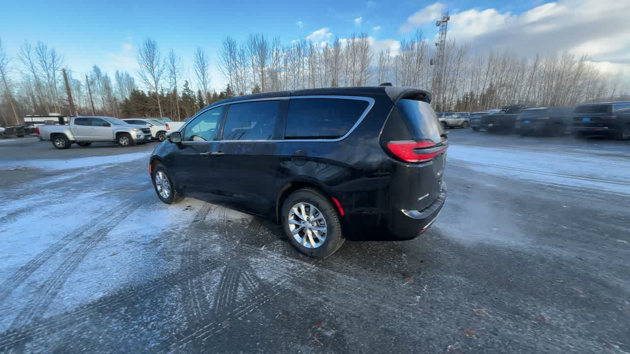 Thumbnail: 2026 Chrysler Pacifica - 10