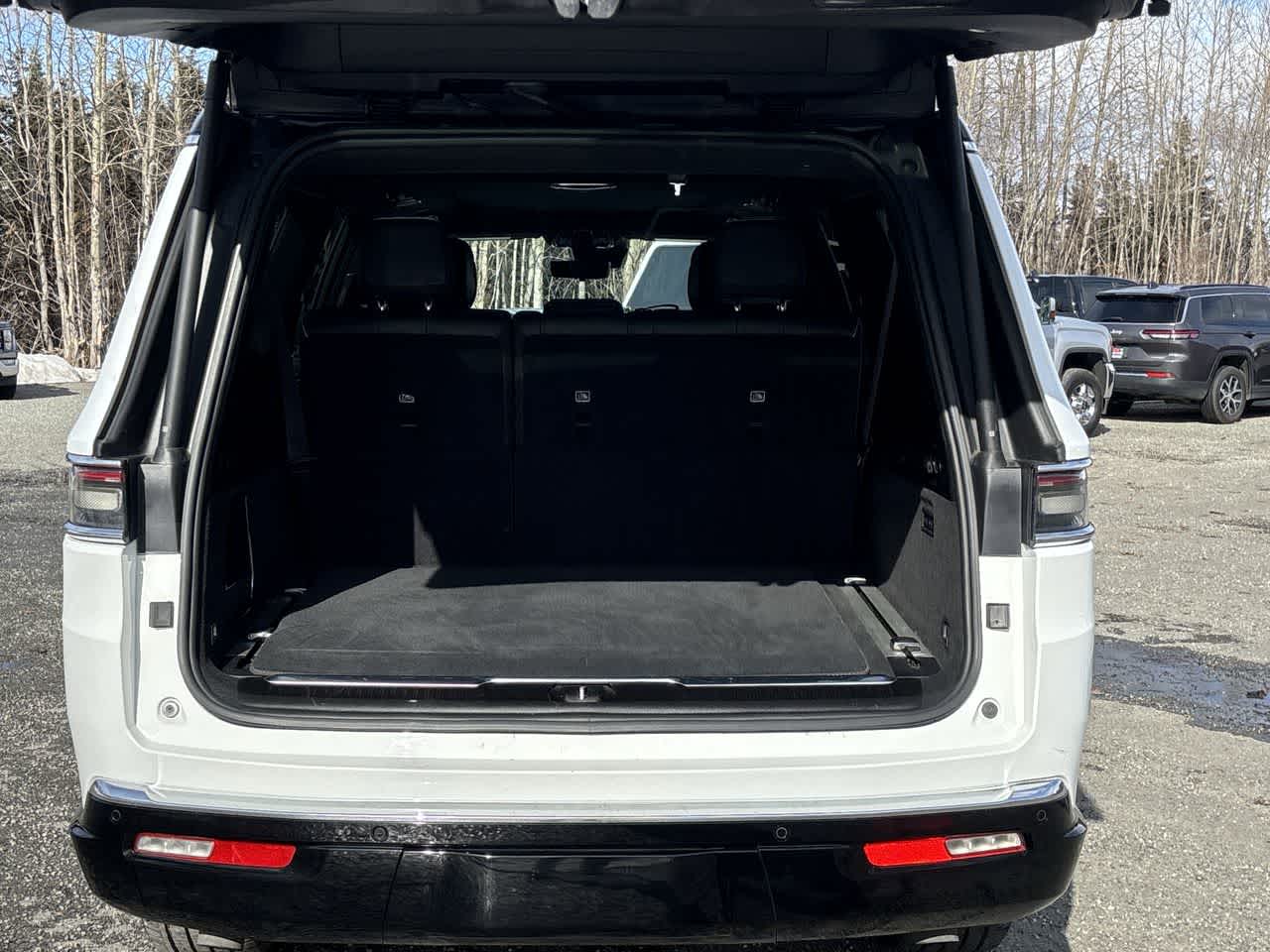 Thumbnail: 2024 Jeep Grand Wagoneer L - 11