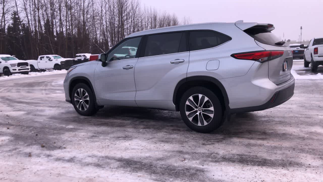 Thumbnail: 2023 Toyota Highlander - 17