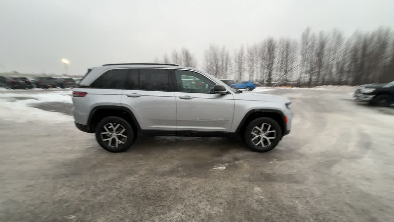 Thumbnail: 2025 Jeep Grand Cherokee - 16