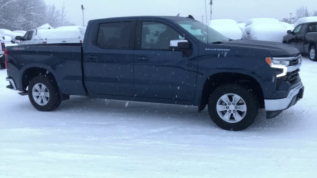 2022 Chevrolet Silverado 1500 LT photo 2