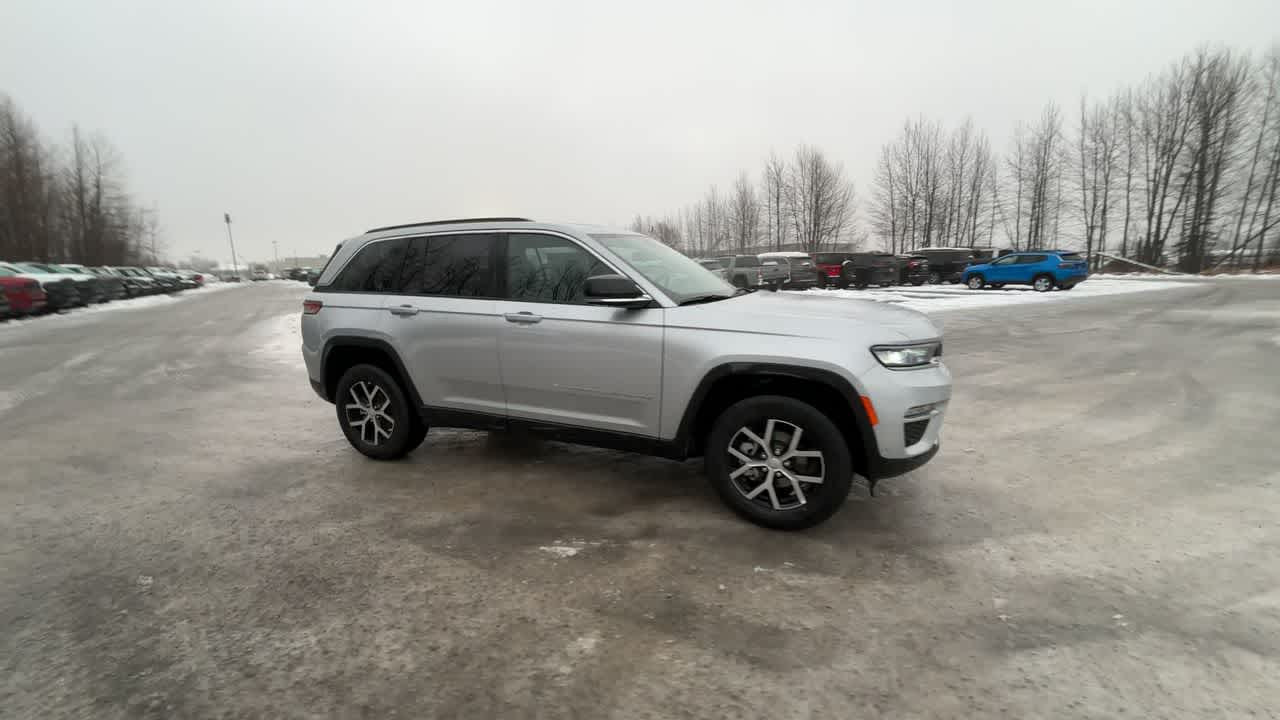 Thumbnail: 2025 Jeep Grand Cherokee - 17