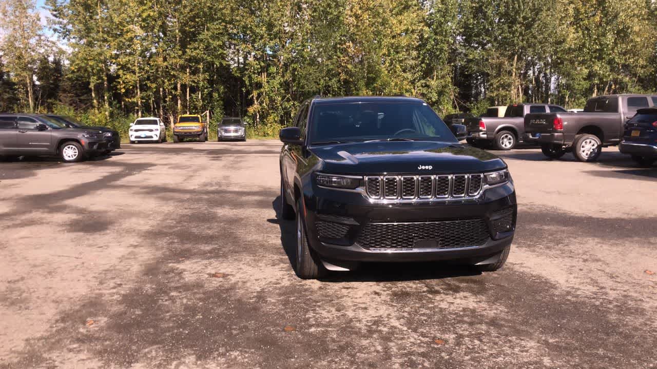2025 Jeep Grand Cherokee Laredo photo 4