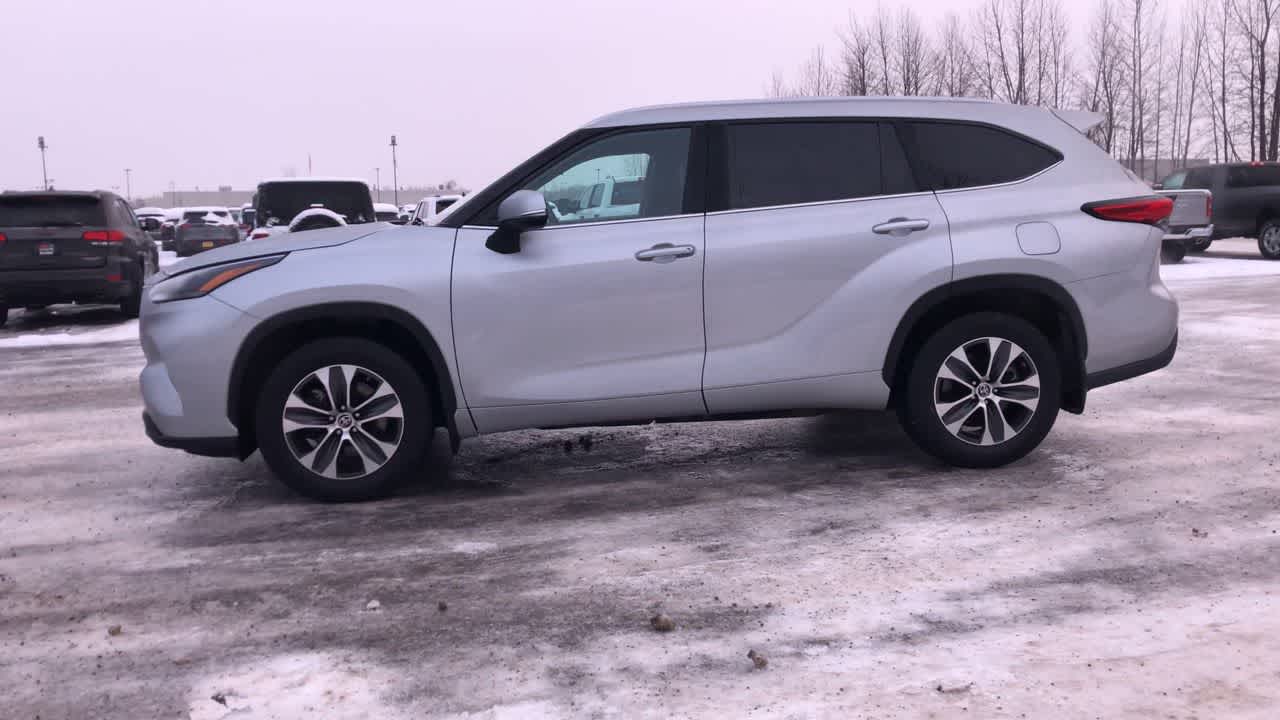 Thumbnail: 2023 Toyota Highlander - 15