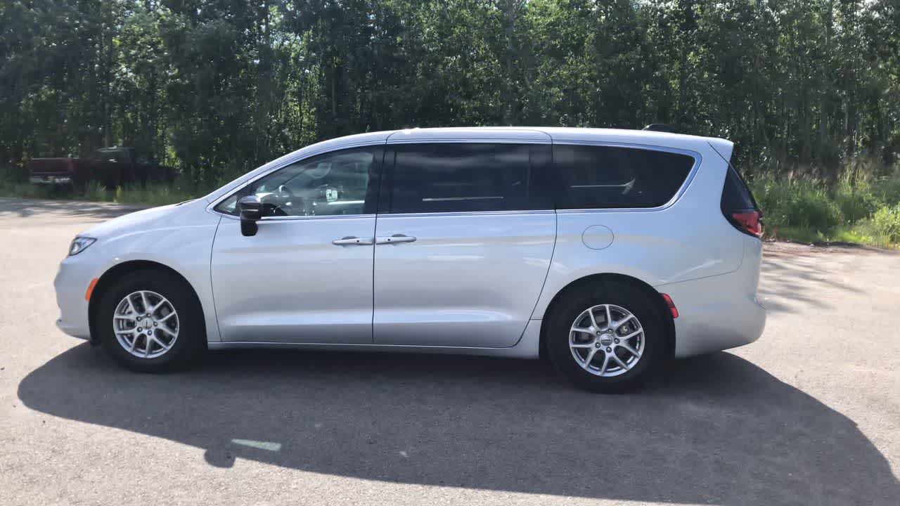 Thumbnail: 2024 Chrysler Pacifica - 8