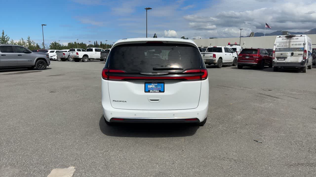 Thumbnail: 2024 Chrysler Pacifica - 12