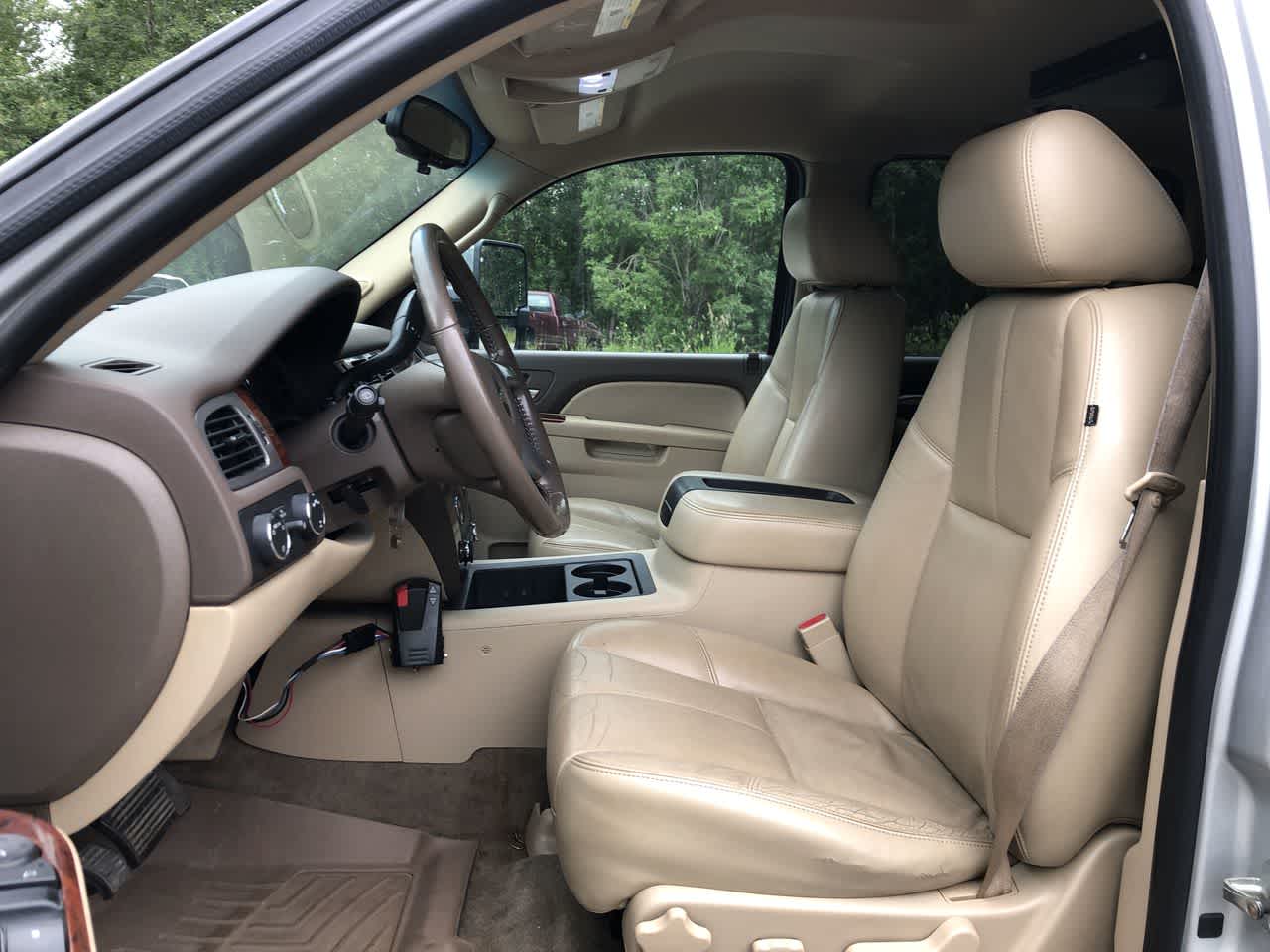 Thumbnail: 2010 Chevrolet Suburban - 23