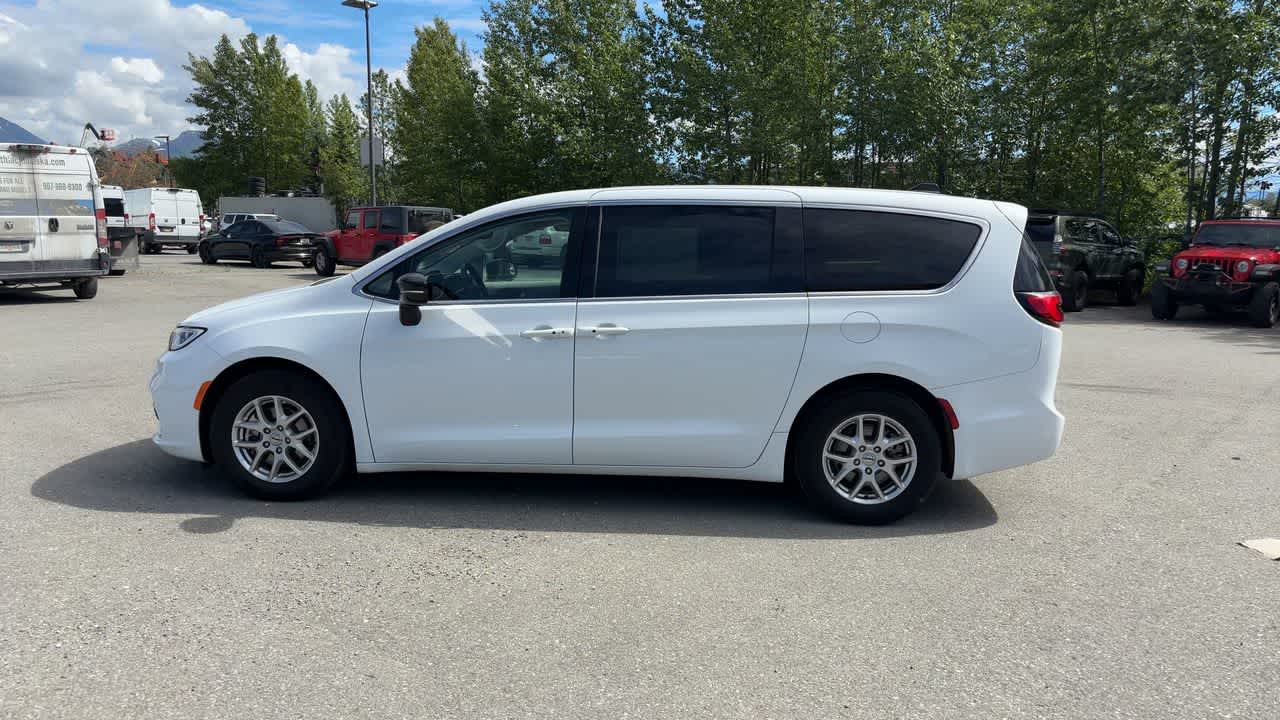 Thumbnail: 2024 Chrysler Pacifica - 8