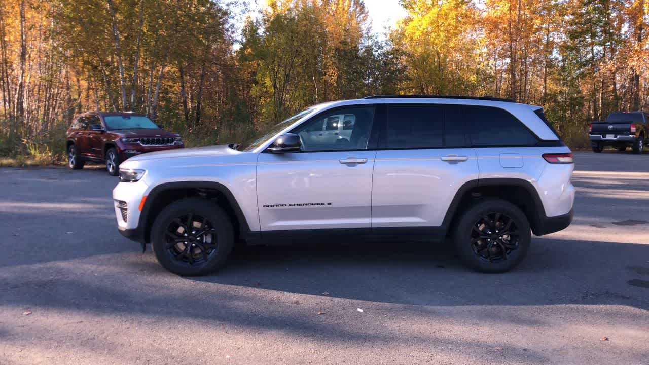 Thumbnail: 2024 Jeep Grand Cherokee - 8