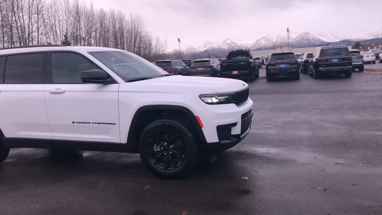 Thumbnail: 2024 Jeep Grand Cherokee L - 16