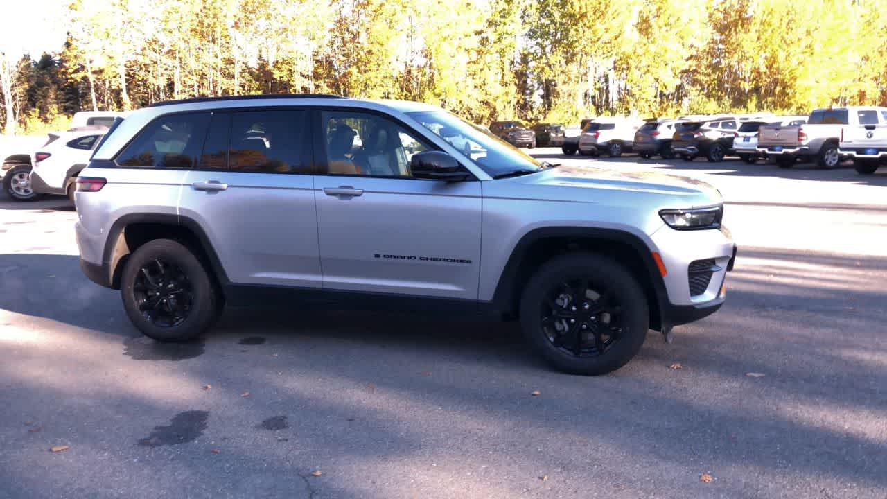 Thumbnail: 2024 Jeep Grand Cherokee - 17