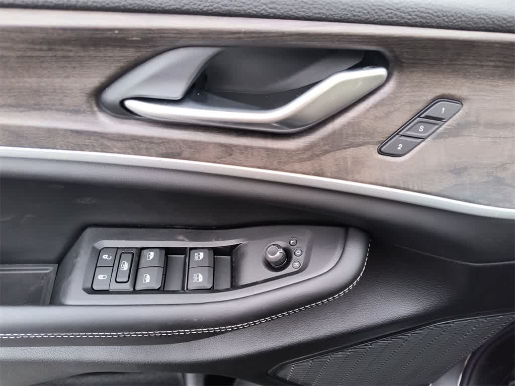 Thumbnail: 2025 Jeep Grand Cherokee - 13