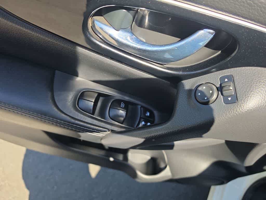 Thumbnail: 2017 Nissan Rogue Sport - 13