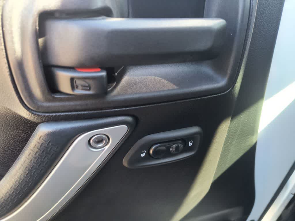 Thumbnail: 2015 Jeep Wrangler - 13