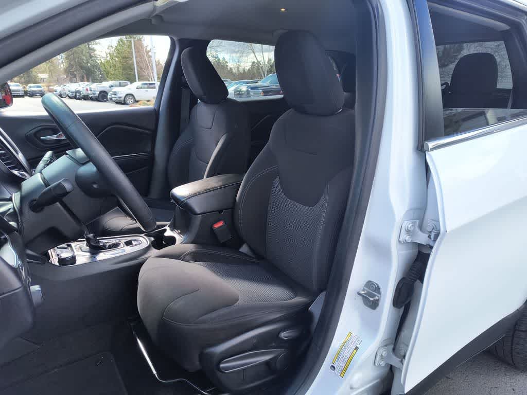 Thumbnail: 2019 Jeep Cherokee - 11