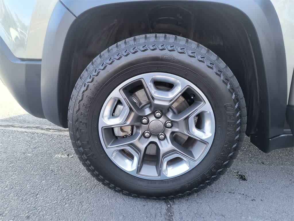 Thumbnail: 2019 Jeep Cherokee - 10