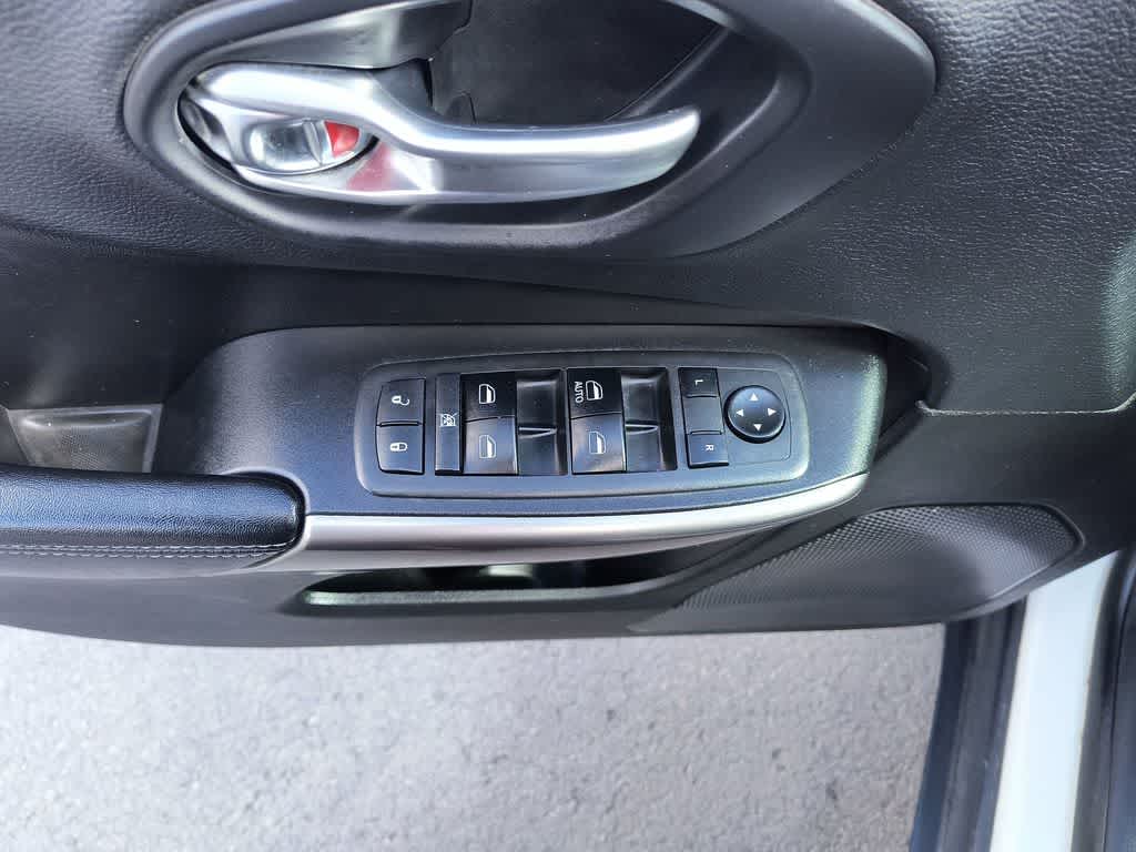 Thumbnail: 2019 Jeep Cherokee - 13