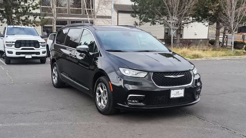 Thumbnail: 2022 Chrysler Pacifica - 3