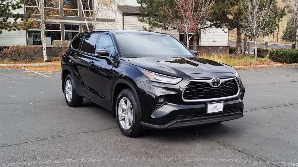 Thumbnail: 2022 Toyota Highlander - 3