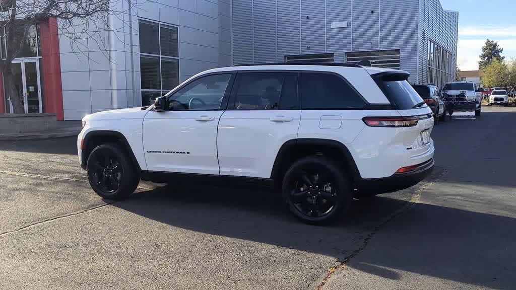 Thumbnail: 2026 Jeep Grand Cherokee - 6