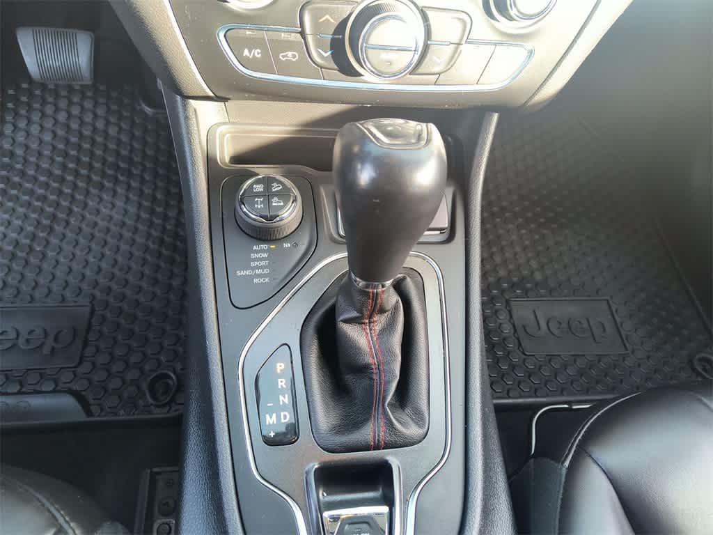 Thumbnail: 2019 Jeep Cherokee - 20