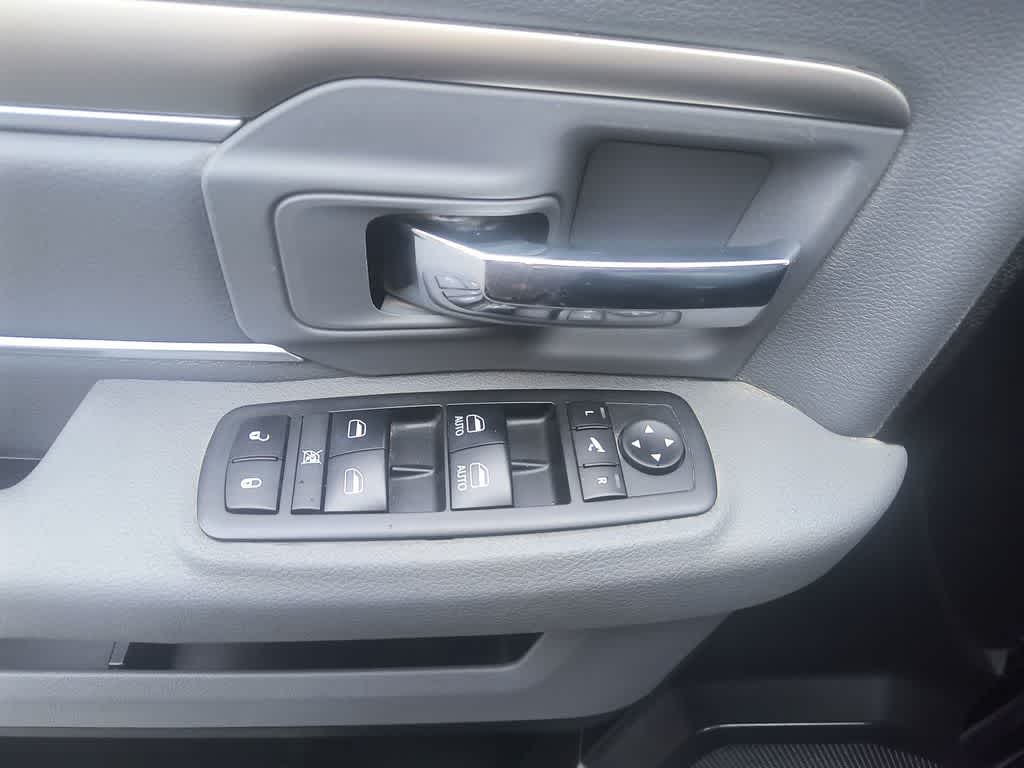 Thumbnail: 2019 RAM 1500 Classic - 13