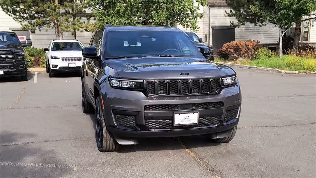 Thumbnail: 2025 Jeep Grand Cherokee - 3