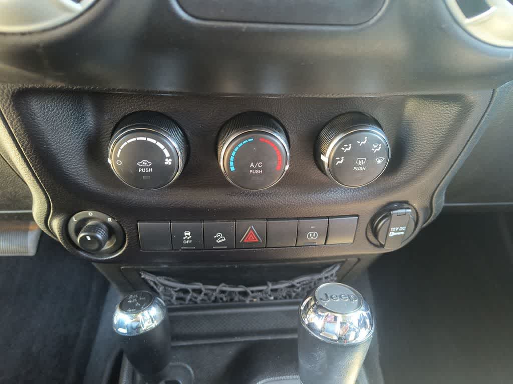 Thumbnail: 2015 Jeep Wrangler - 17