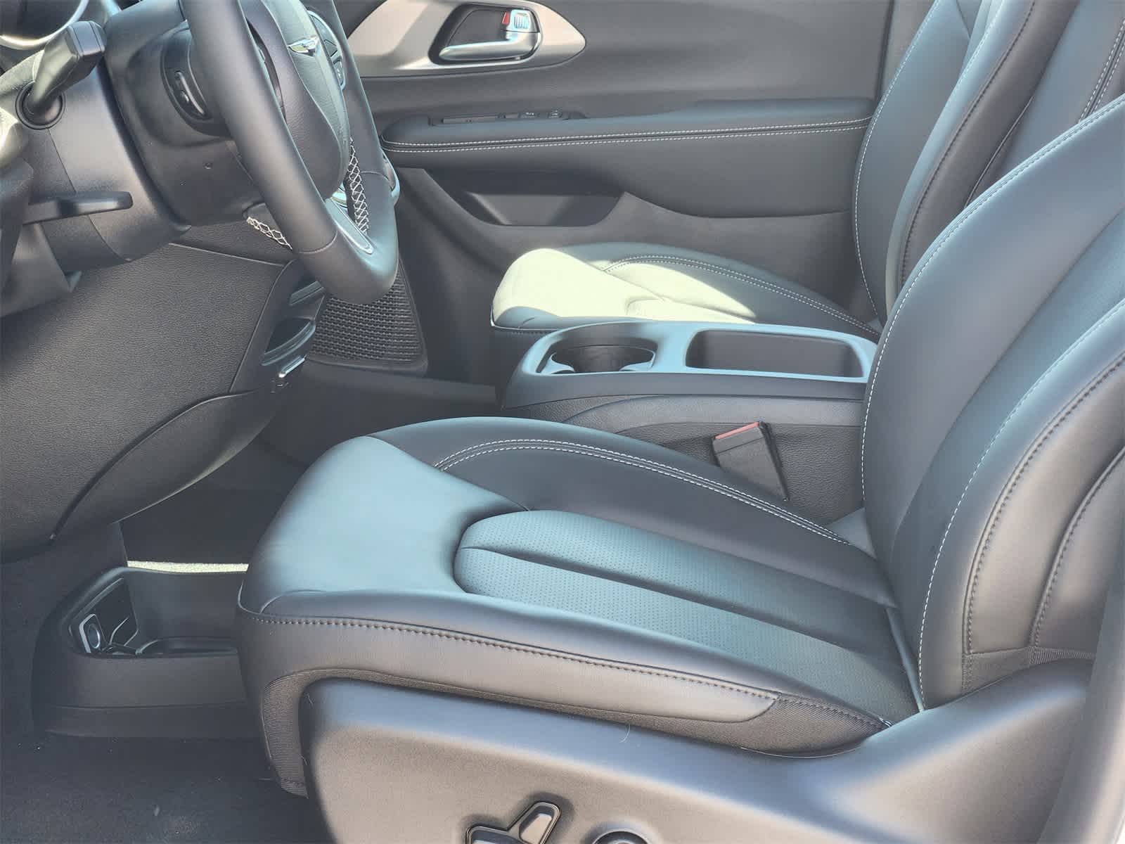 Thumbnail: 2025 Chrysler Pacifica - 12