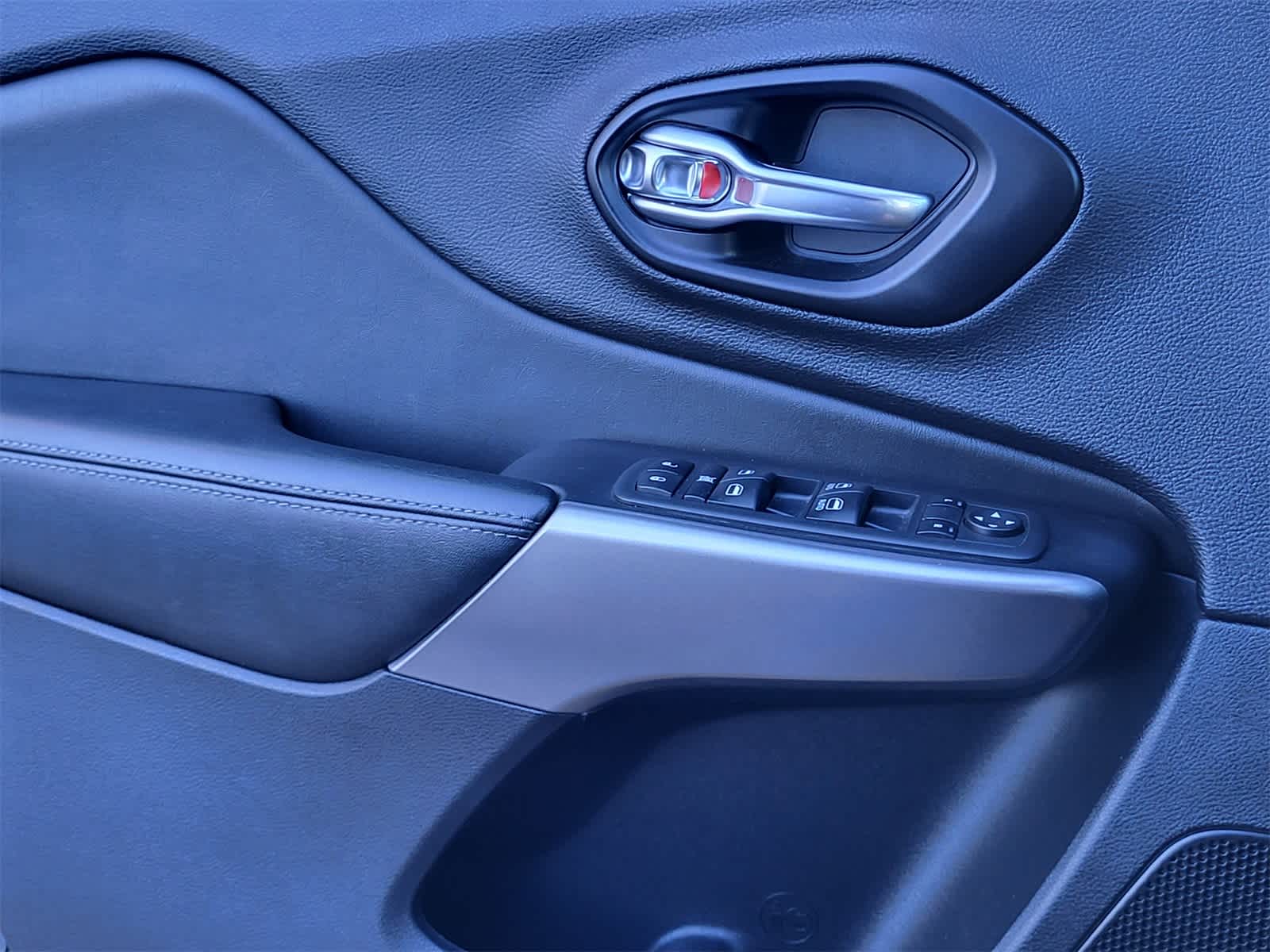 Thumbnail: 2021 Jeep Cherokee - 21