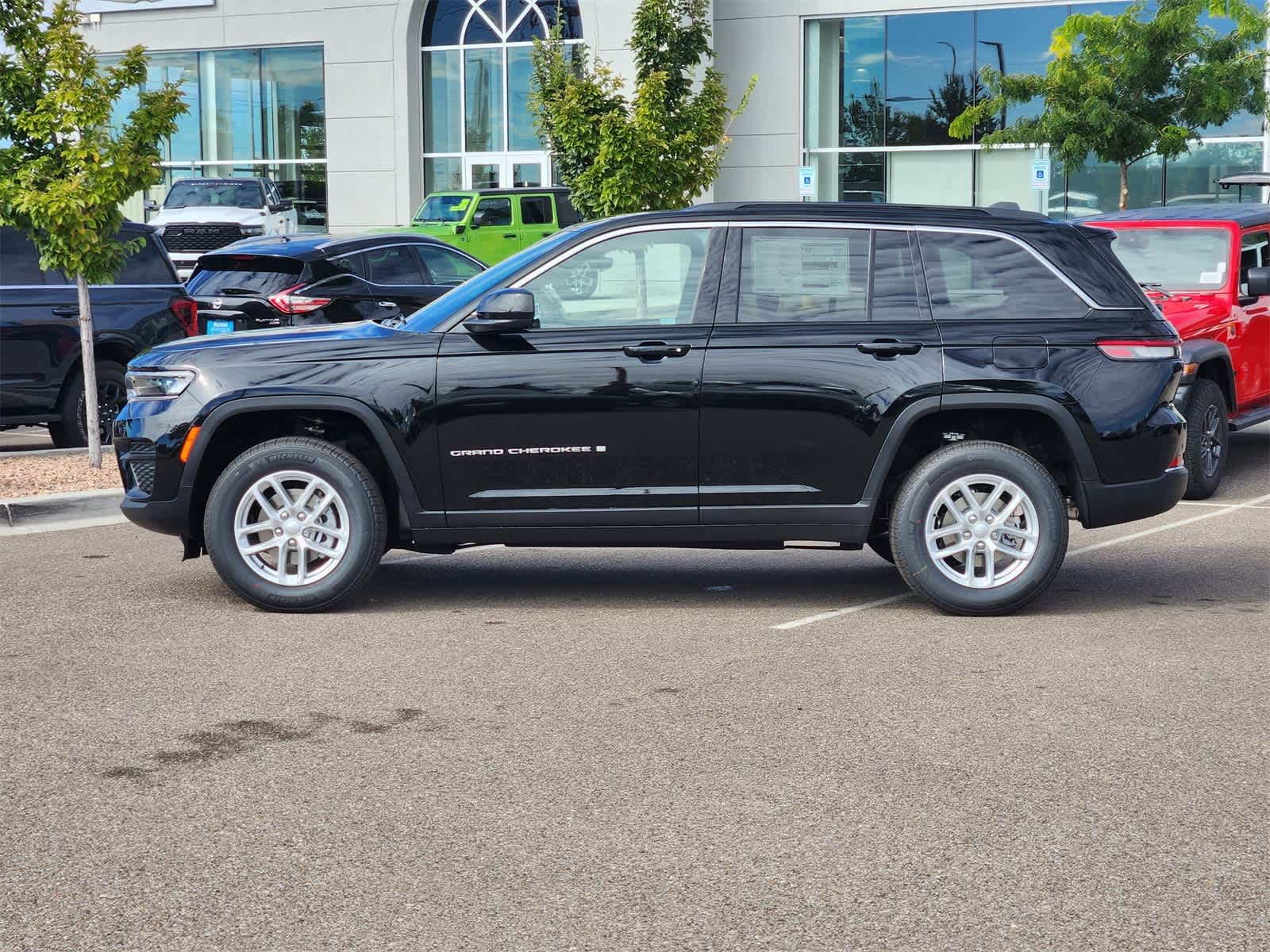 2025 Jeep Grand Cherokee Laredo X photo 4