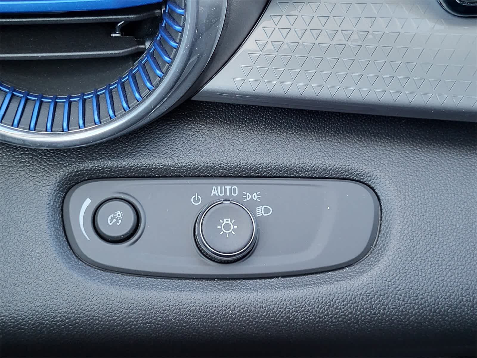 Thumbnail: 2025 Chevrolet Trax - 22