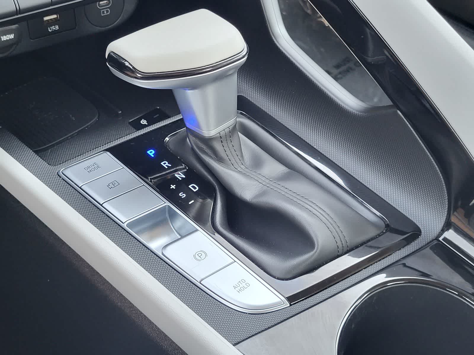 2025 Hyundai Elantra Limited - Photo 24