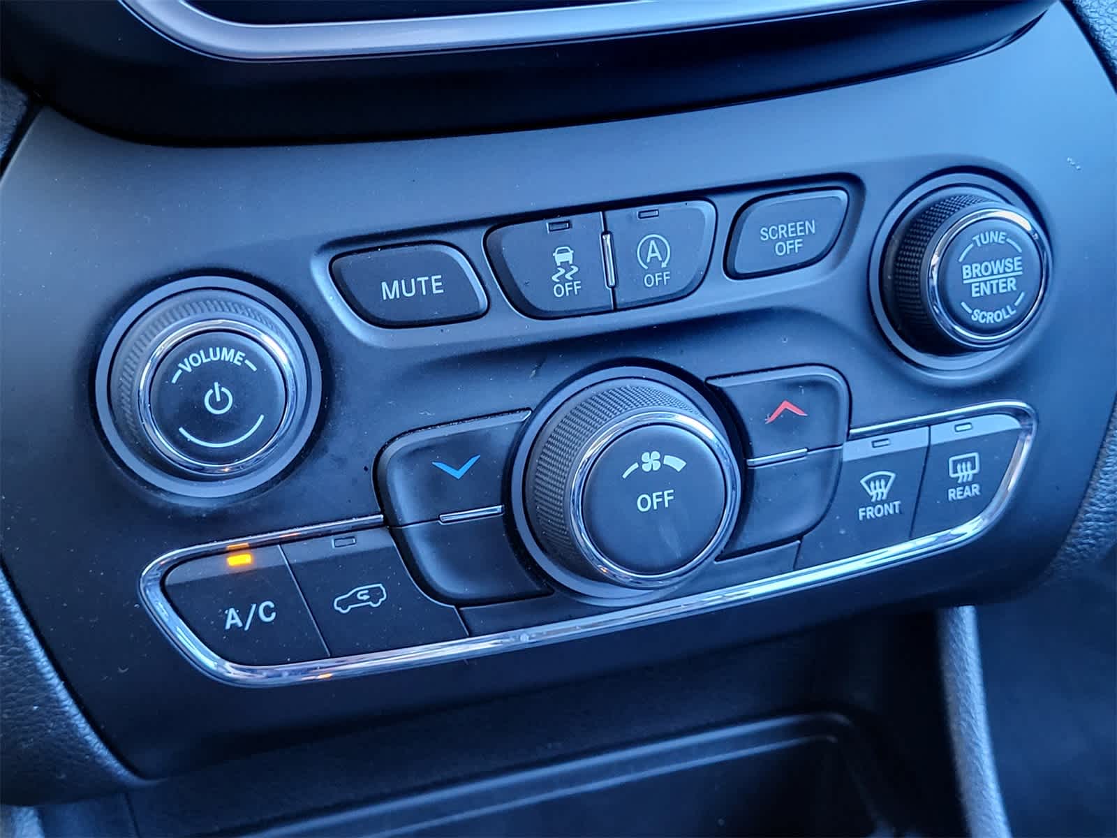 Thumbnail: 2021 Jeep Cherokee - 18