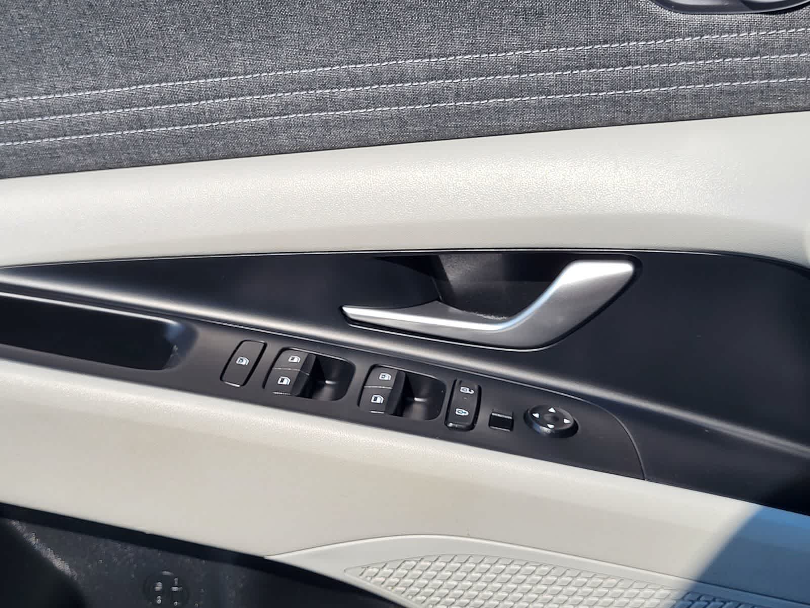 2025 Hyundai Elantra Limited - Photo 14