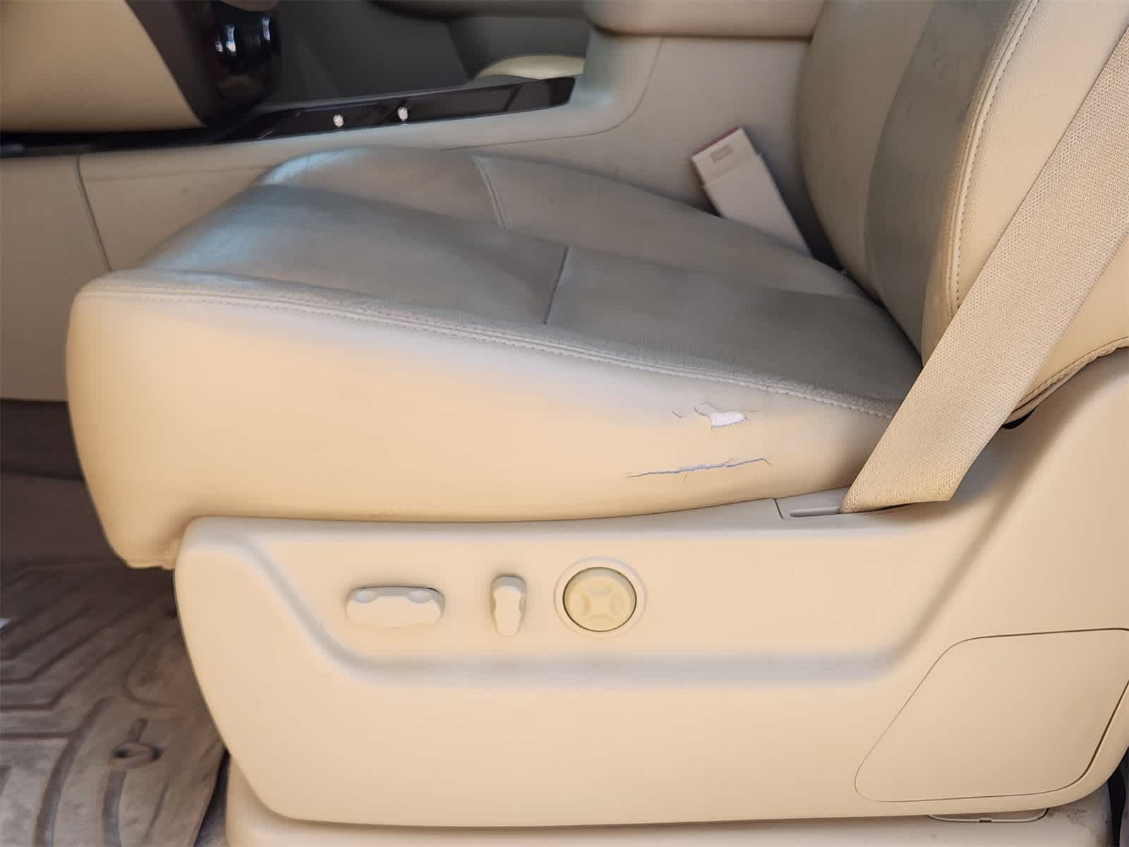 Thumbnail: 2011 Chevrolet Avalanche 1500 - 25