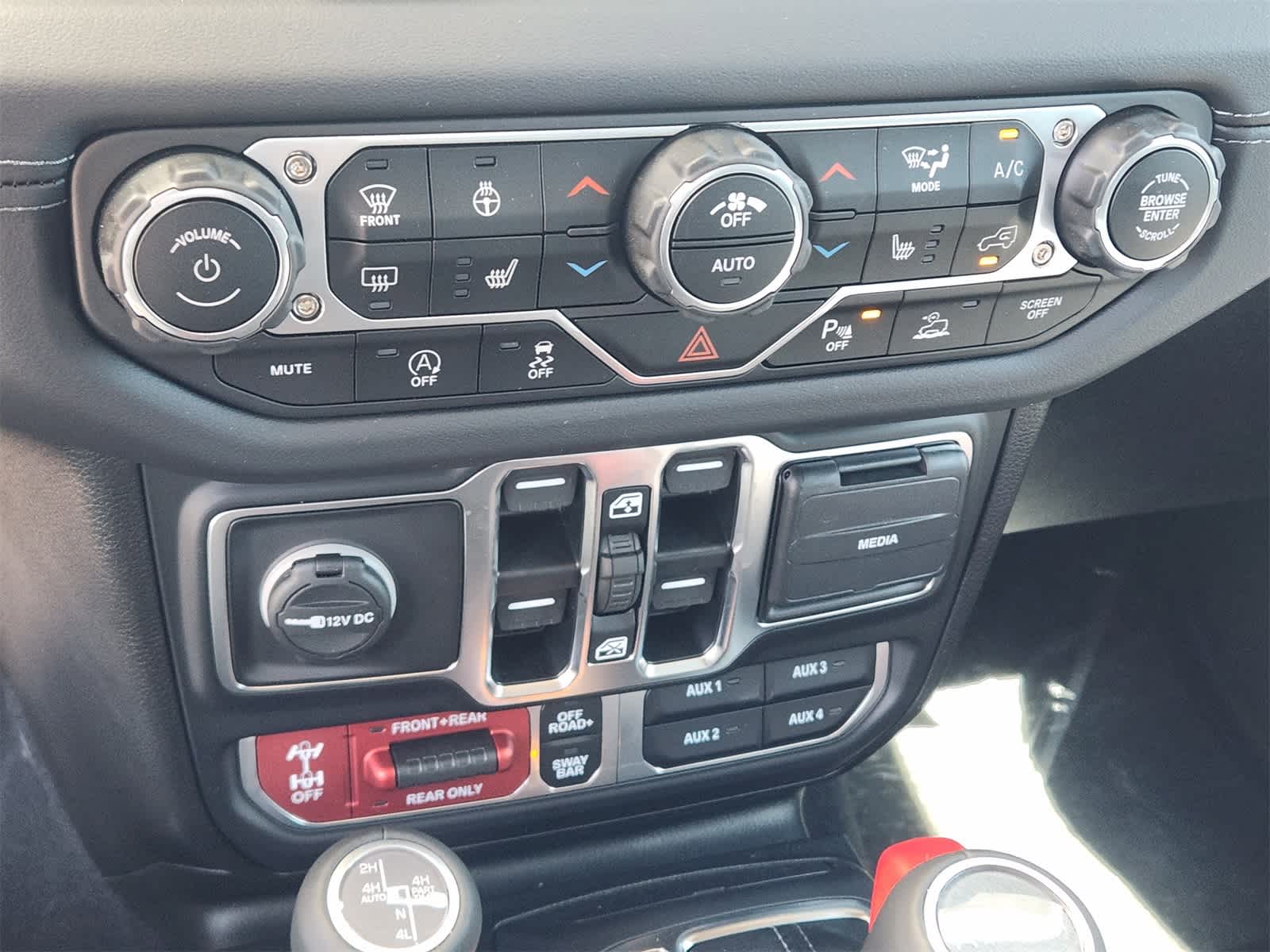 Thumbnail: 2025 Jeep Gladiator - 17